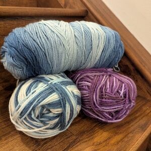 Verigated Yarn Bundle Acylic Gradient Blue Red Heart & White/Blue, Purples 420 G
